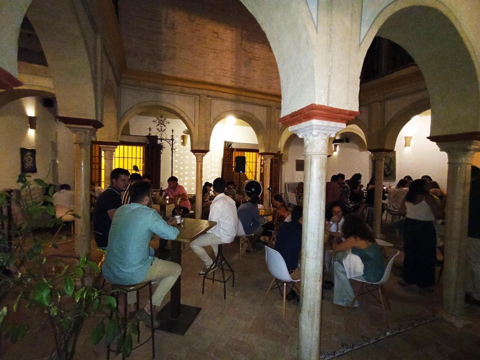Hostal Cafe Frenteabastos 卡莫纳 外观 照片